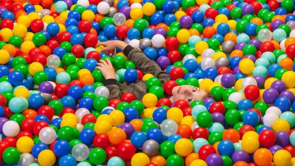 Шарами яма. Яма с шариками. Ball Pit. Яма из шариков. The Ball Pit show.