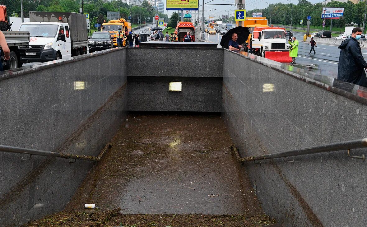 20.06.2020 Варшавское шоссе Москва затопило. Потоп в Москве 20 июня 2020. Наводнение в Москве 2020. Затопило Варшавское шоссе.