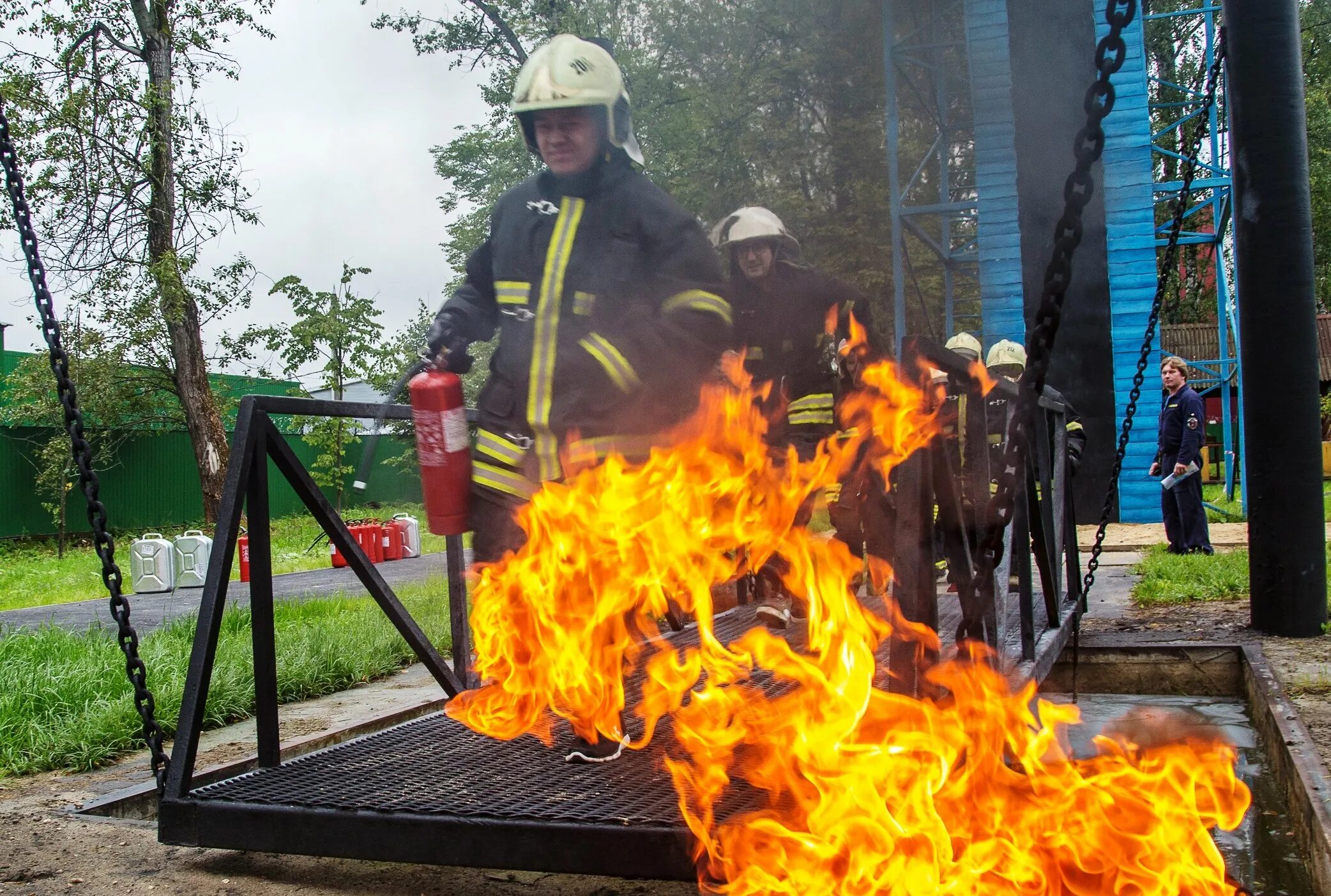 Тренировка мчс. Учебно тренировочный полигон мчс санкт-петербург. Санкт-петербургский центр подготовки спасателей. Тренировки пожарников. Физическая подготовка спасателей.