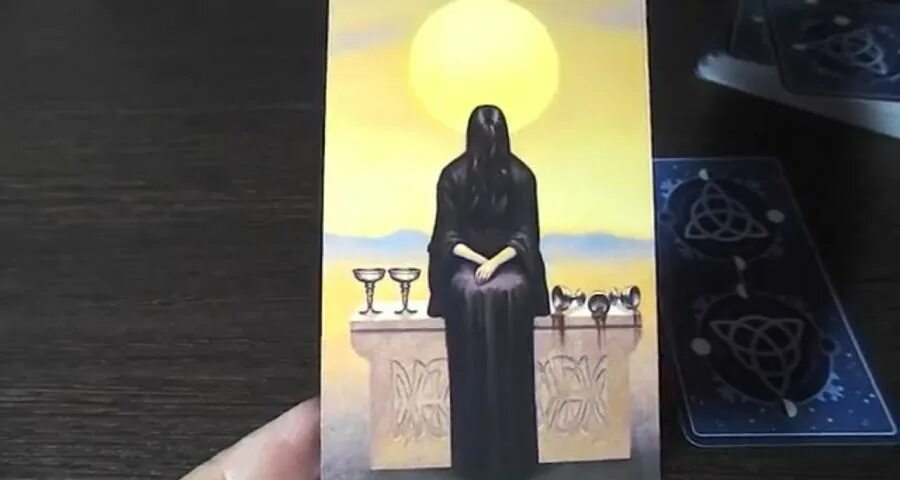 Пятерка кубков да нет. 5 кубков таро. пятерка кубков таро уэйта. пятерка чаш таро.