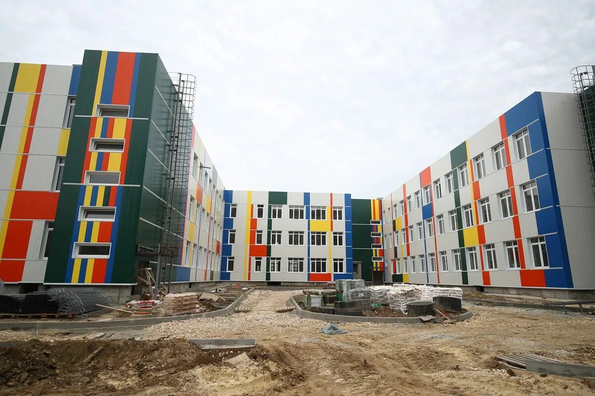 Новая школа волгоград. Новая школа в красноармейском районе. Новая школа на кузнецкой волгоград. 117 школа волгоград красноармейский район 1 сентября. Россошинская школа волгоградская область.