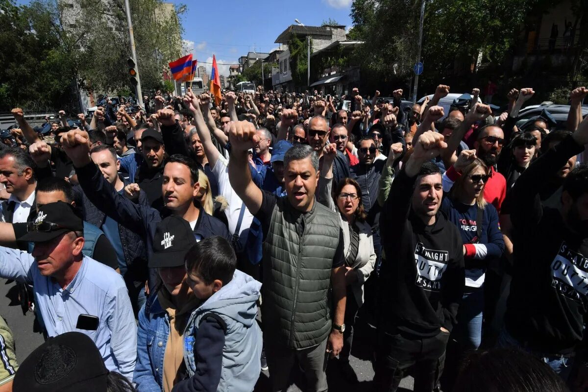 Армения сегодня ютубе. Митинг Армении против Пашиняна. Спутник Армения протесты в Армении 2022. Митинг оппозиции в Ереване. Митинг шествие в Ереване.