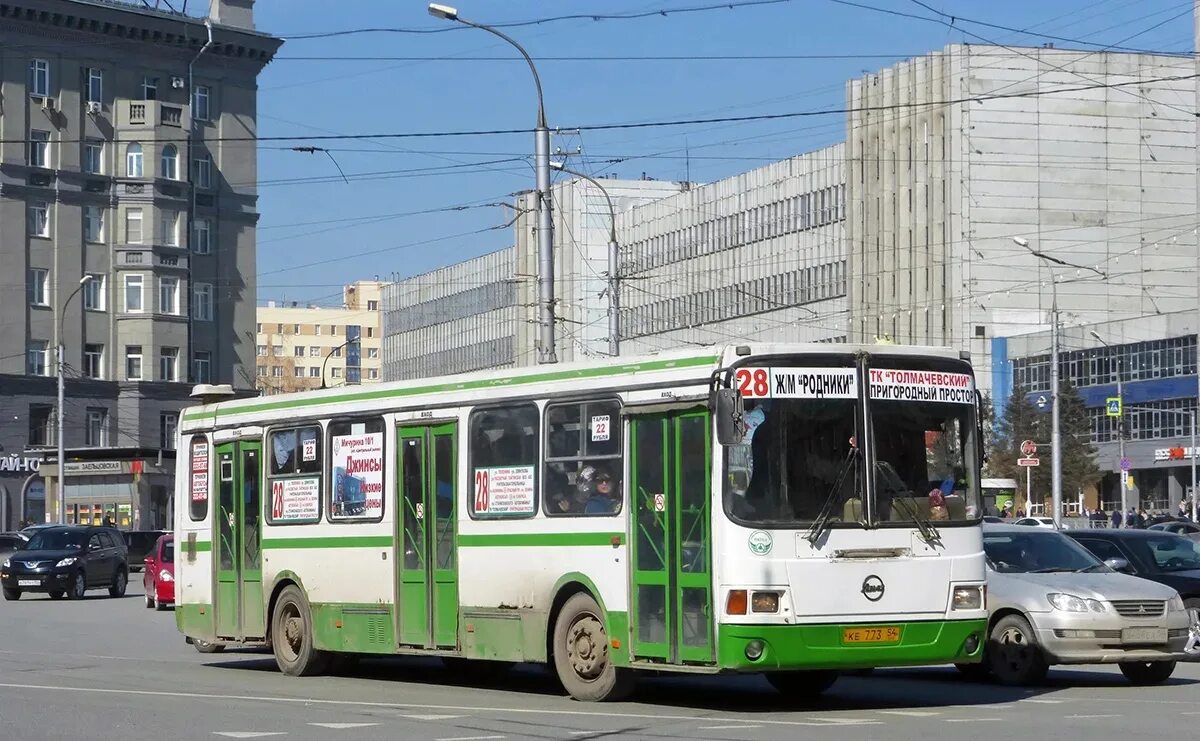 28 Автобус. Автобус Новосибирск. Автобус 28 на площади Калинина. Необычные автобусы.