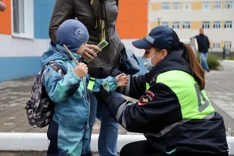 Дети раздавали в школе