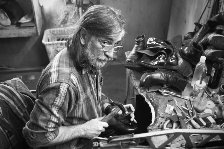 Алексей рощин политолог. Сапожник в российской империи русские типы. Сапожник жж livejournal. Сапожник 1915 год россия. Обувщик в живописи.