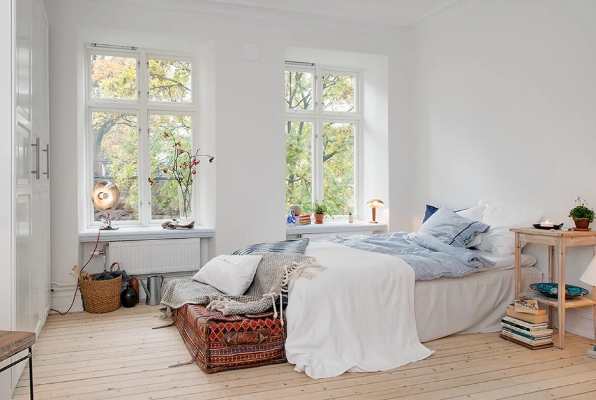 Окна без штор в интерьере. Окна в скандинавском стиле в интерьере. Окна без штор в интерьере. Уютный интерьер в скандинавском стиле. Окно в интерьере.