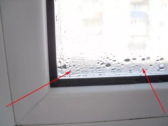Пластиковые окна с заглушкой снизу. Лед снизу пластиковых окон. Дренажное отверстие снизу рамы. Дренажные отверстия в окнах.