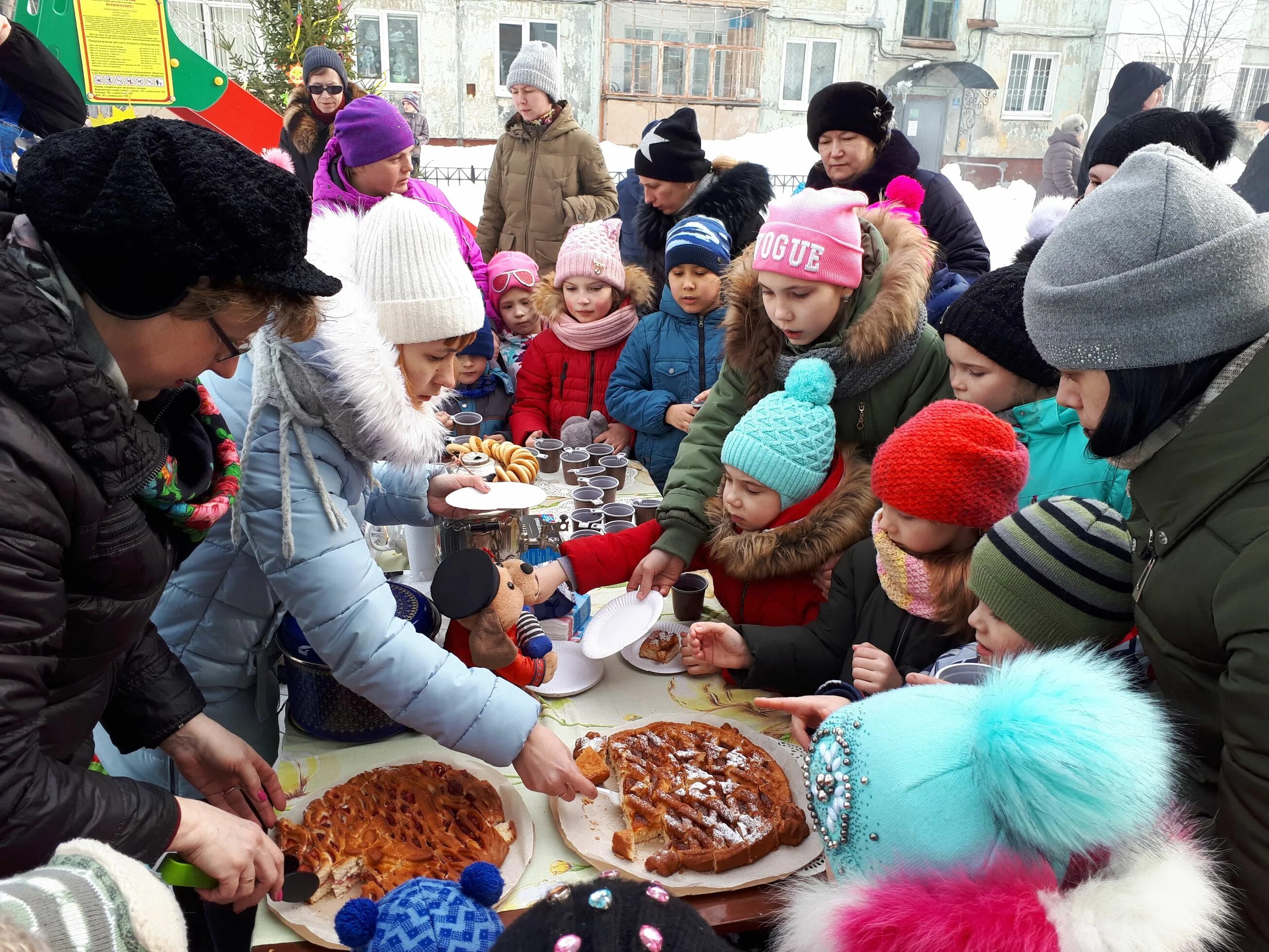 В библиотеке провели масленицу. Масленица Томск. Празднование Масленицы в Томской писанице. Масленица на улице для начальной школы. Томская писаница Масленица.