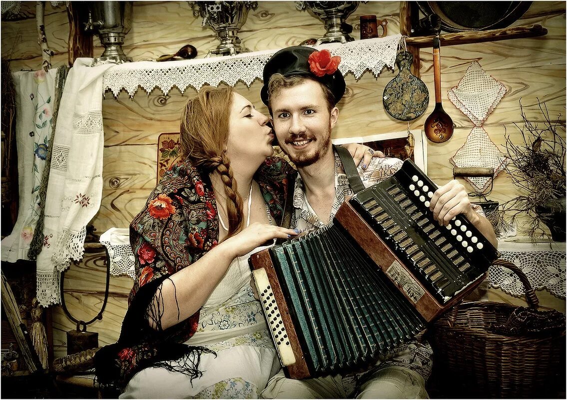гармонист с гармошкой. посиделки с гармонью. парень с гармонью и девушка. парень с гармонью. русская душа.