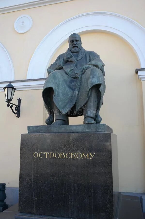 Н. Памятник а. Памятник островскому у малого театра в москве. Памятник александру островскому. Памятник островскому у малого.