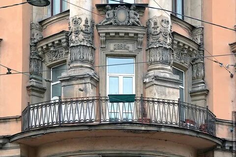 Дом с одним балконом в петербурге
