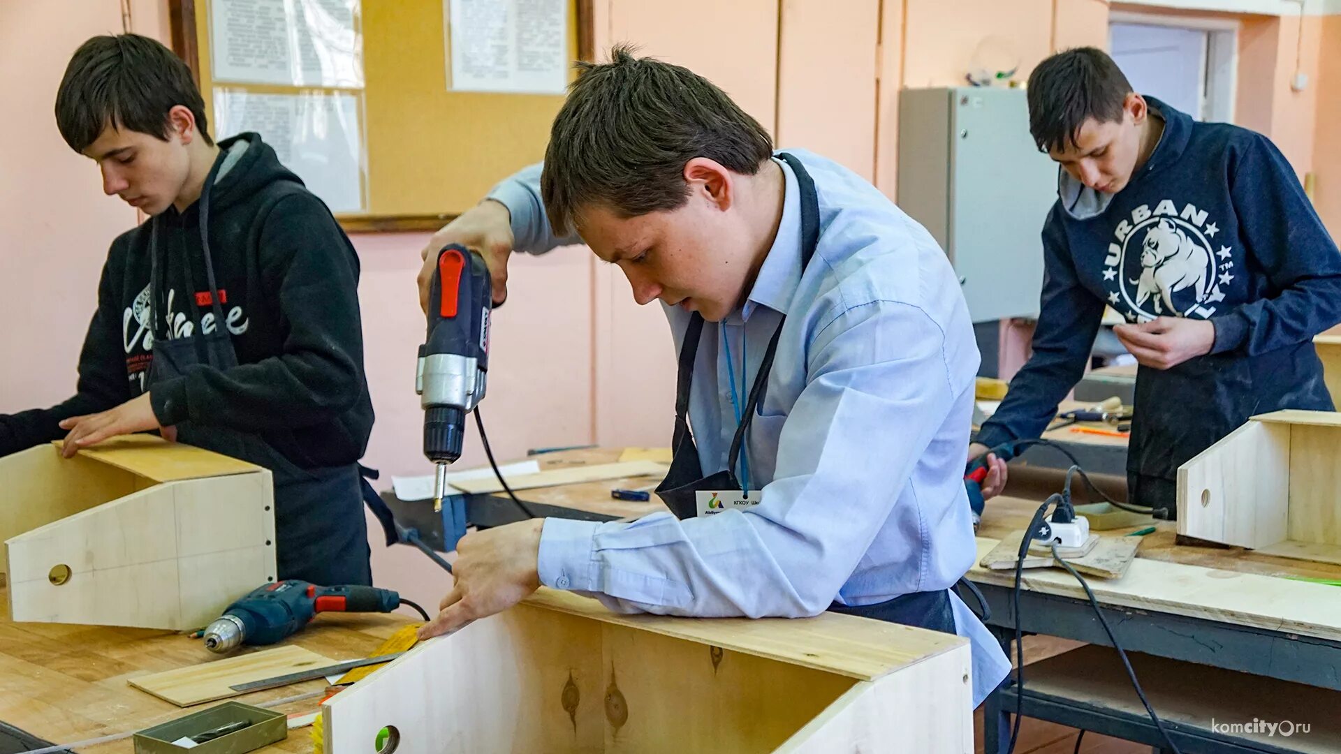 мастерская в школе. уроки труда в школе. школьные мастерские оборудование. в школьной мастерской учащиеся. учебные мастерские в школе.