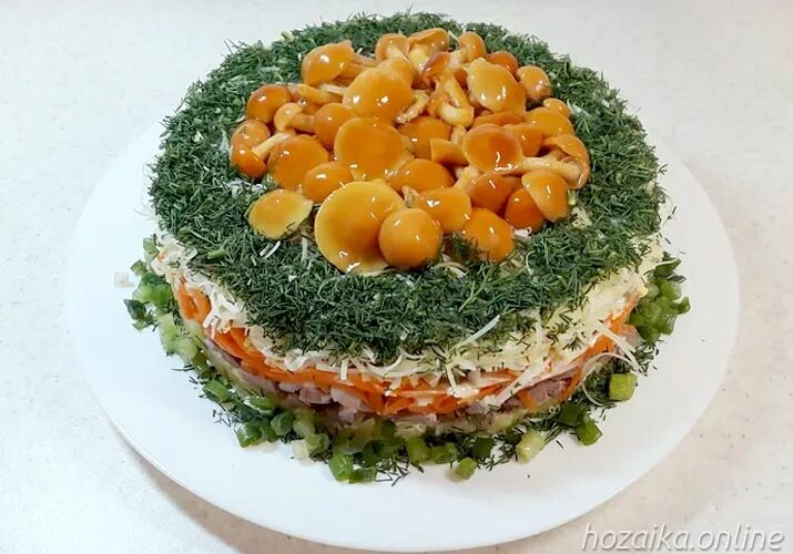 Салат грибная поляна с опятами. Салат лесная поляна с опятами и куриной. Салат лесная поляна с опятами и куриной. Салат лесная поляна с опятами и куриной. Лесная поляна салат с опятами и курицей.