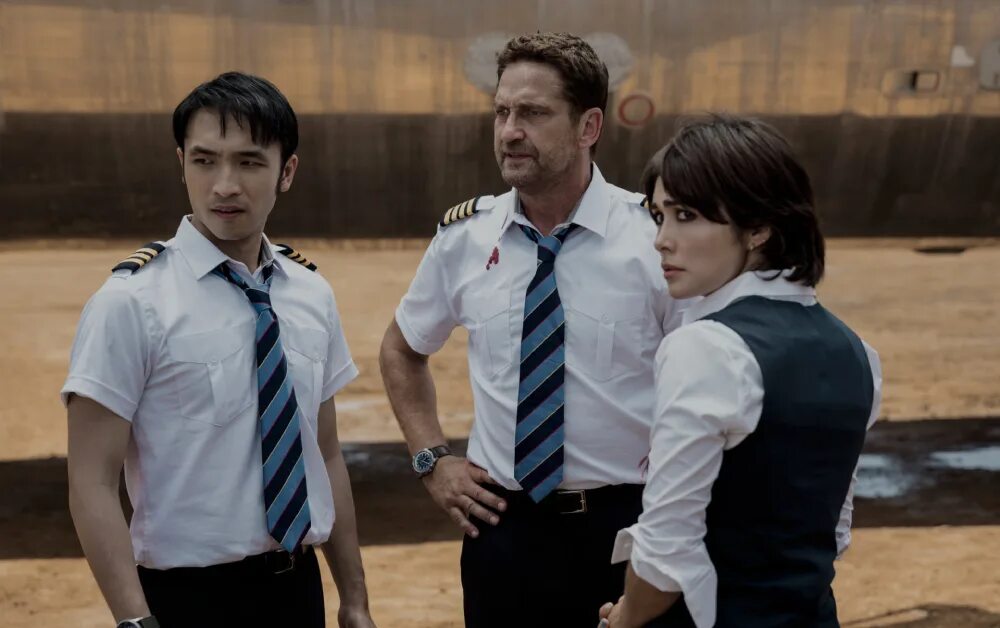 Самолет. Крушение фильм 2023 кадры. Самолет 2023. Самолет 2023. Центральным рядом в самолете.