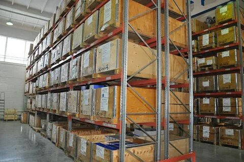 Торговый склад производит уценку хранящейся продукции