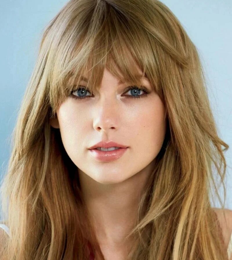 Каскад на длинные волосы с челкой 2022. Модные стрижки с челкой на длинные волосы. Длинные волосы с челкой. Тейлор свифт 2022. Стомжка на длинные волосы с чёлкой.