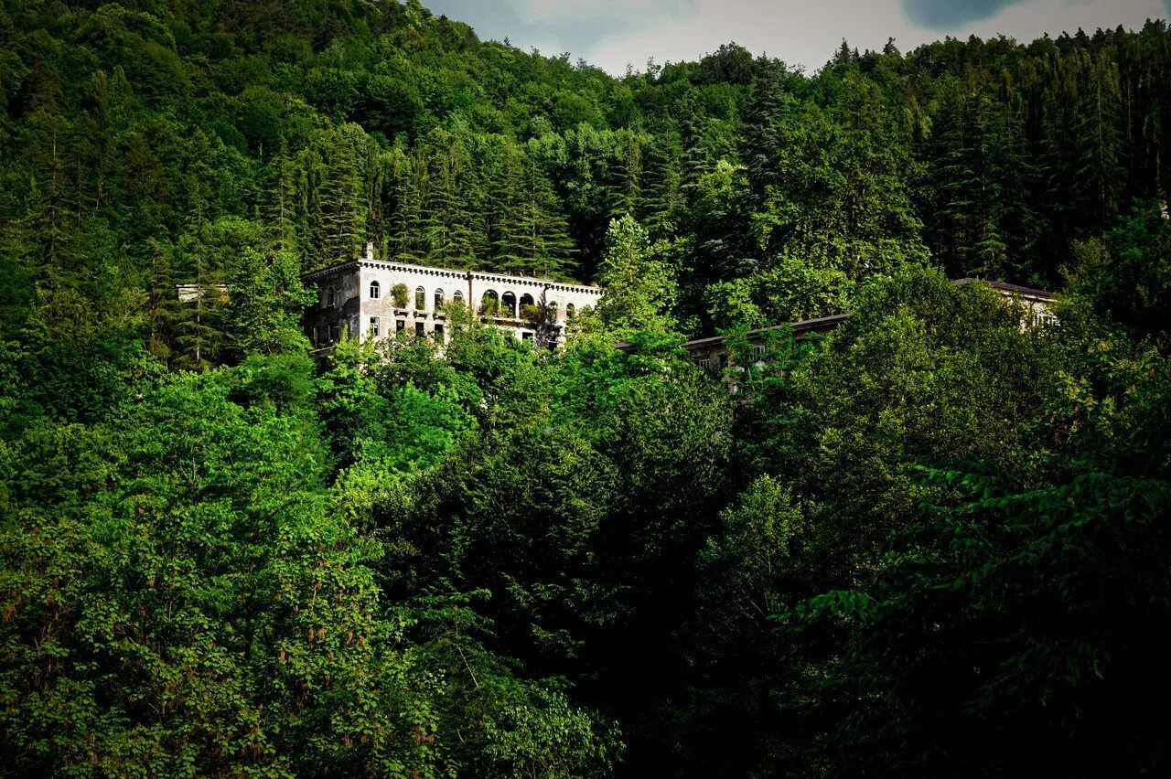 Поселок мачара. Поселки абхазии. Абхазия поселок цандрыпш. Абхазия акармара заброшенный. Поселки абхазии.