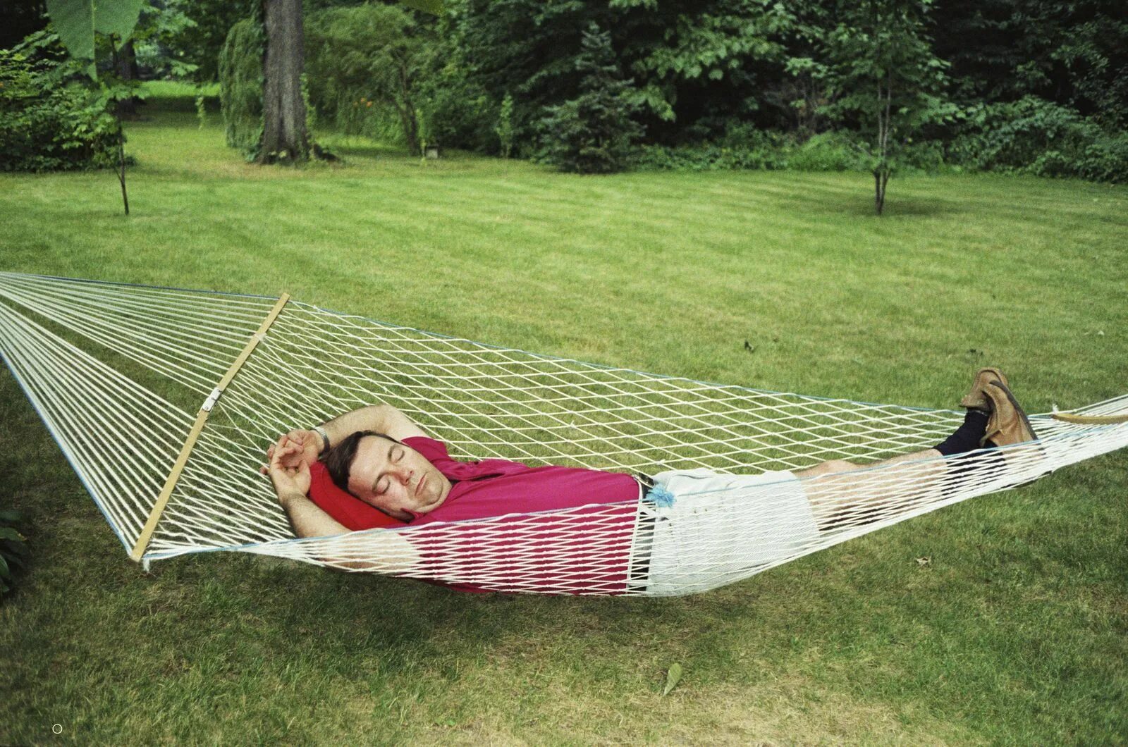 Польза гамака. Польза гамака. Польза гамака. Hammock mat. Man working in hammock.