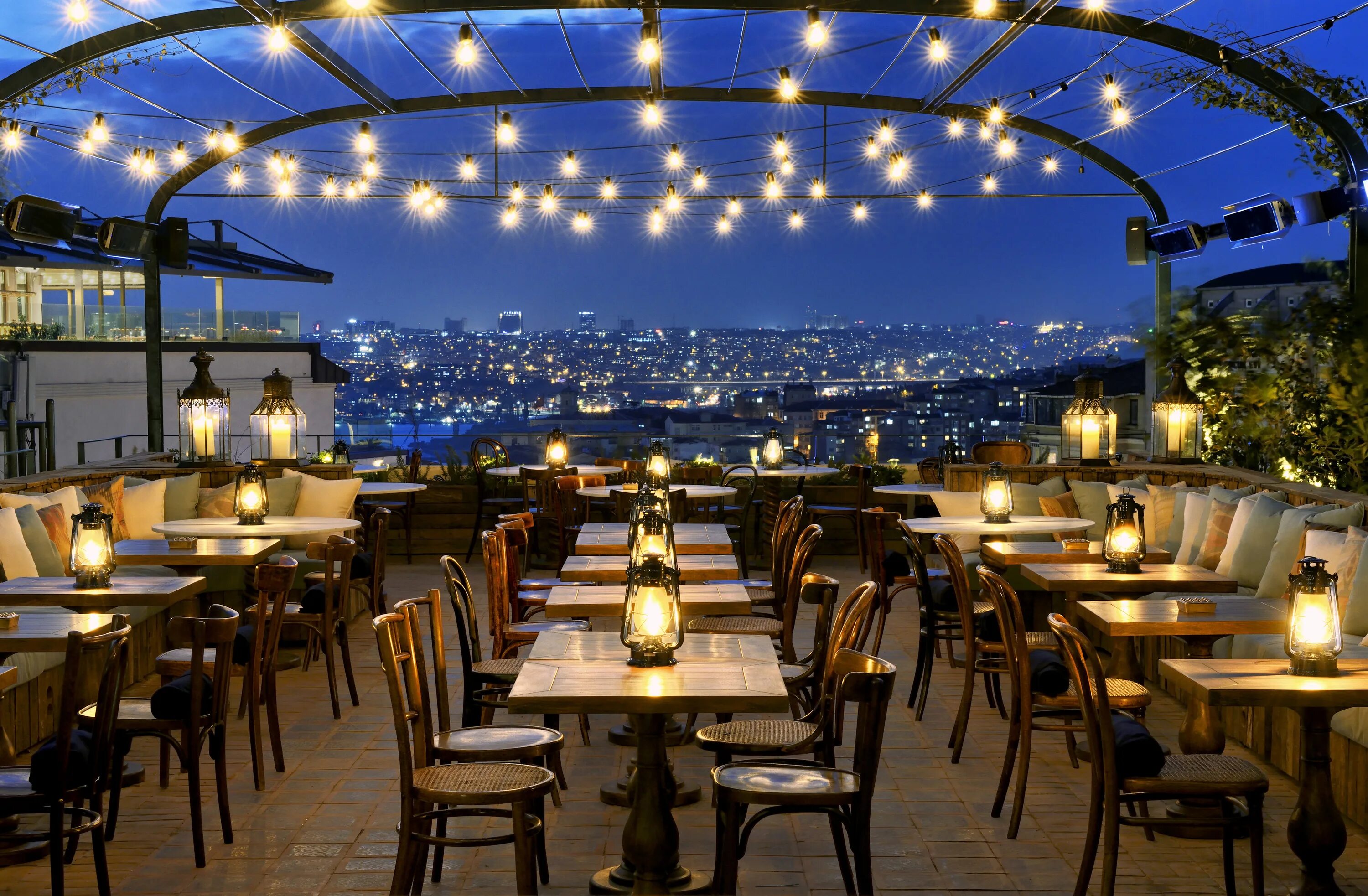 Dine dine done. Сохо Хаус Стамбул. Сохо Стамбул ресторан. Soho House Стамбул ресторан. Mandolin Terrace в Soho House, Стамбул.