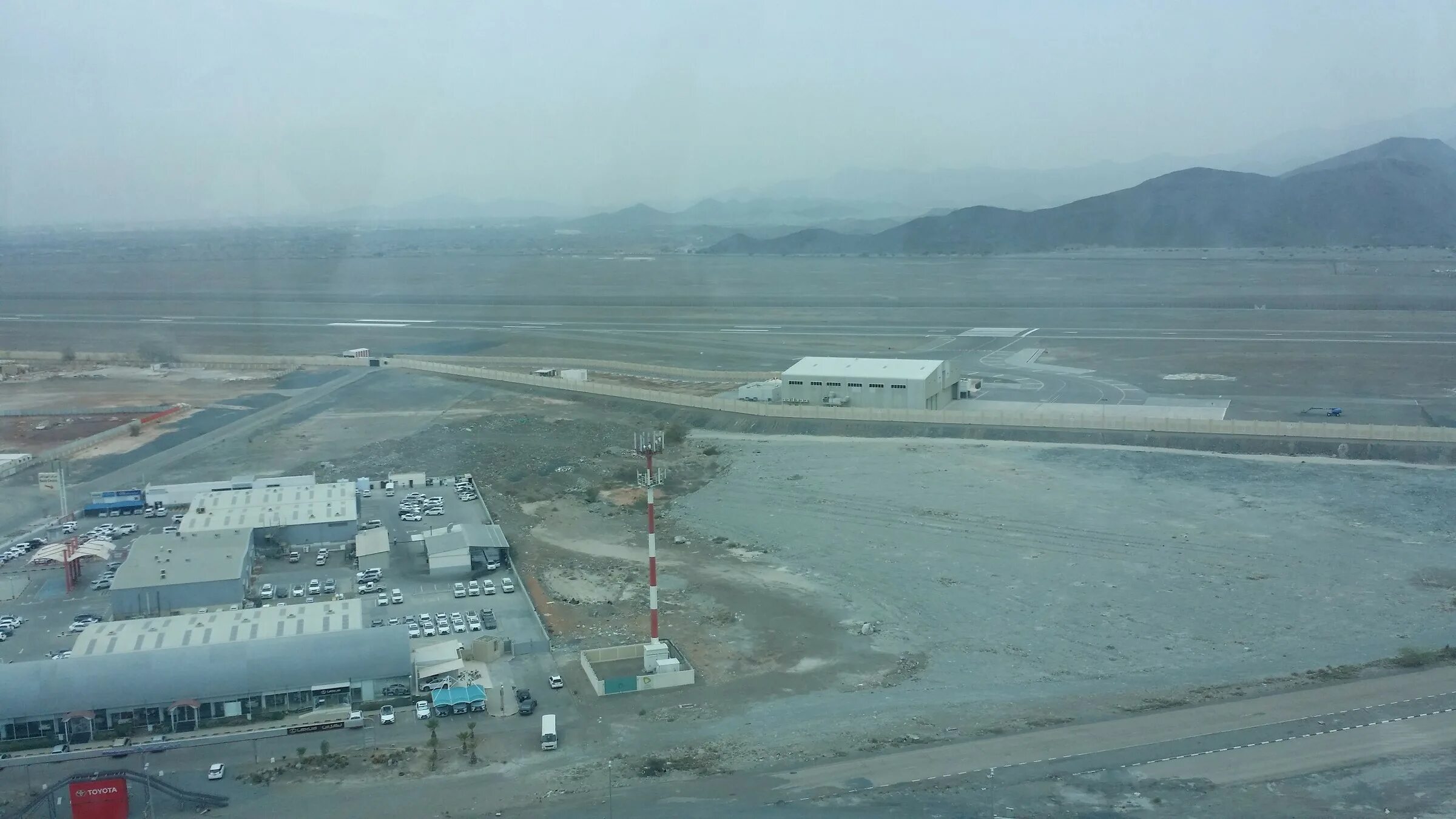 Трансфер фуджейра. Аэропорт Фуджейра. Fujairah International Airport самолеты. Аэропорт Фуджейра ОАЭ. Аэропорт Фуджейра фото.