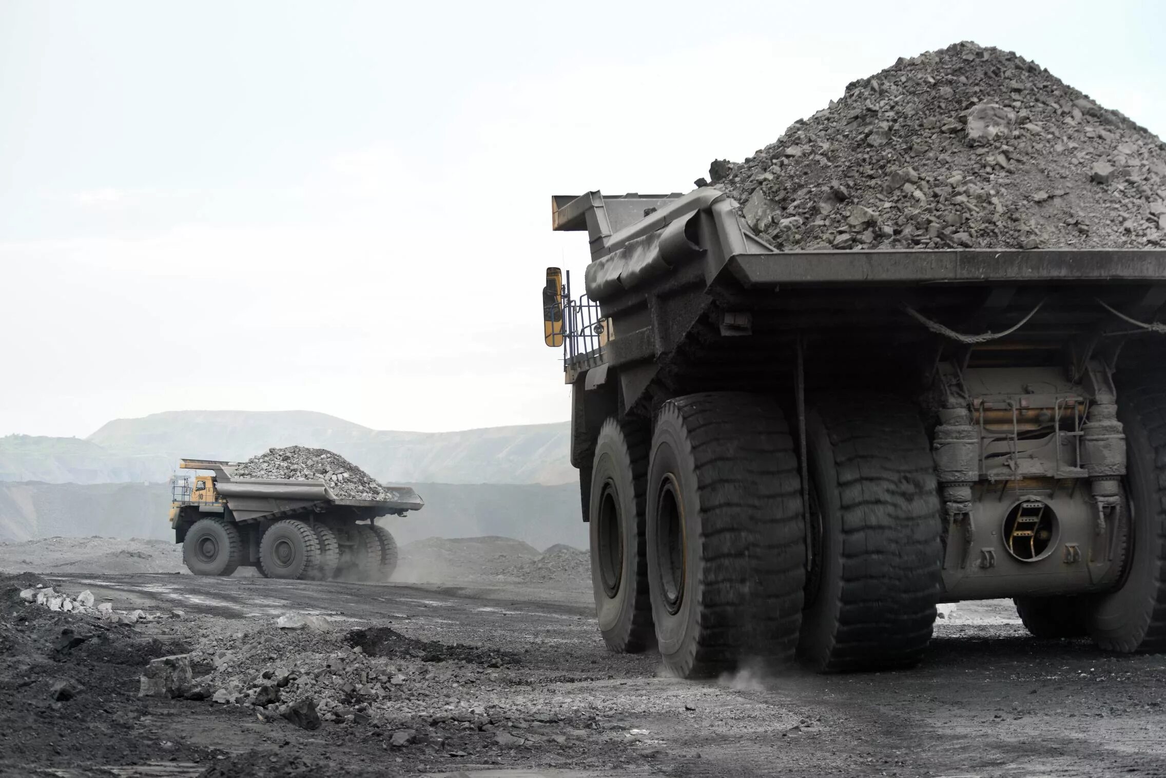 Угольные машины. Белаз 75600 кузбассразрезуголь. кузбасские угольные разрезы. угольные разрезы кузбасса. кузбассразрезуголь бачатский угольный разрез.