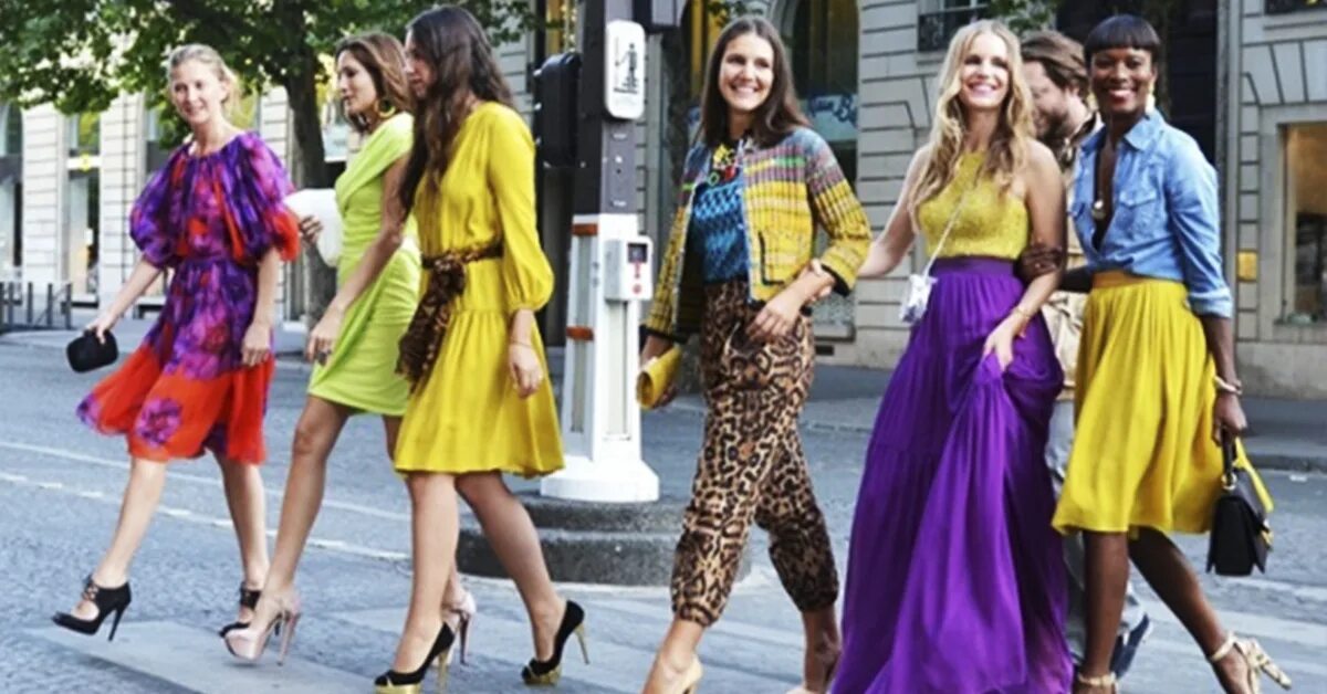 Человек примеряет одежду. Люди в разноцветной одежде. Люди в разноцветной одежде. Цвета в одежде. Человек в разных цветах.