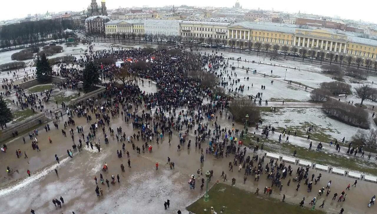 Митинг с высоты. Митинг в Москве с птичьего полета. Митинг Немцова. Вид митингов в Петербурге сверху.