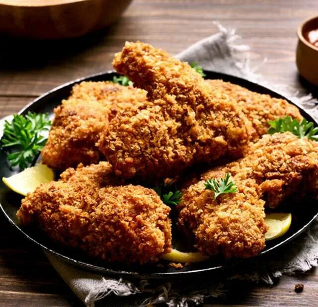 Куриные ножки в сухарях. Куриное филе в панировке. куриное филе в планировке. курица в сухарях. куриное филе в панировочных сухарях.
