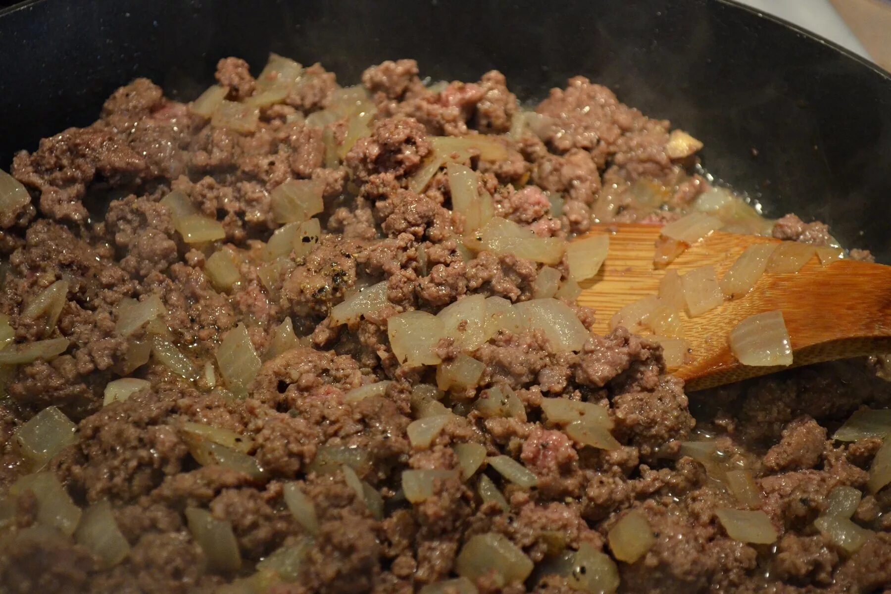 Как пожарить фарш. Фарш жареный с луком. фарш мясной с луком. обжаренный фарш. обжаренный фарш с луком.