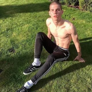 Парни в спортивках
