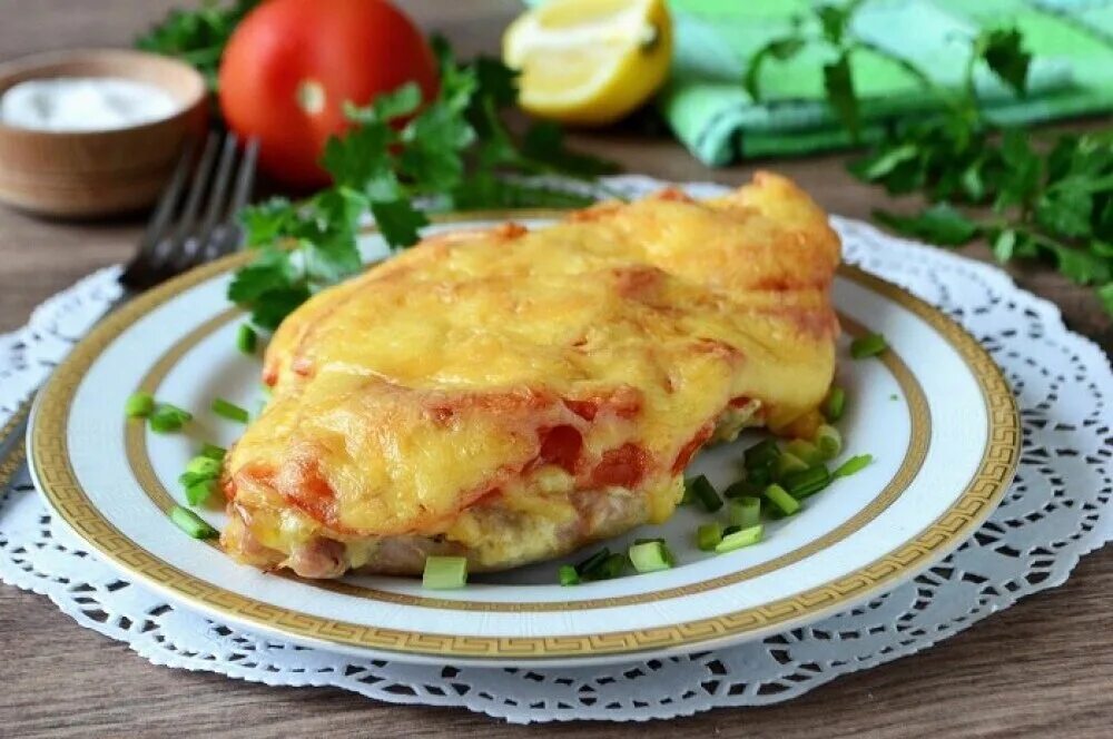 Куриные отбивные с помидорами. Куриное филе запеченное с помидорами и сыром. отбивные из свинины с помидорами и сыром. куриное филе, запечённое под помидорами и сыром.. куриное филе под сыром с помидорами.