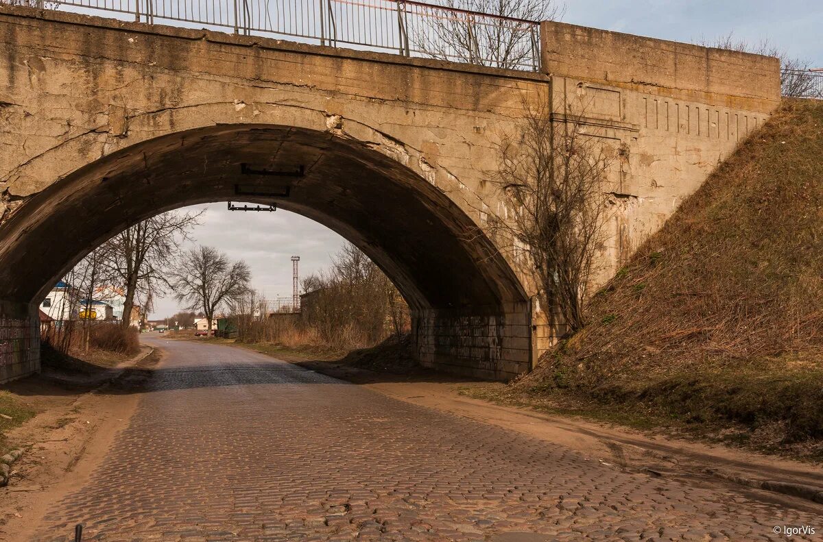 Мостовые колонны. Горбатый мост россошь. Загадка горбатый мост на четырех столбиках стоит. Отгадка на загадку горбатый мост. Горбатый мост севастополь.