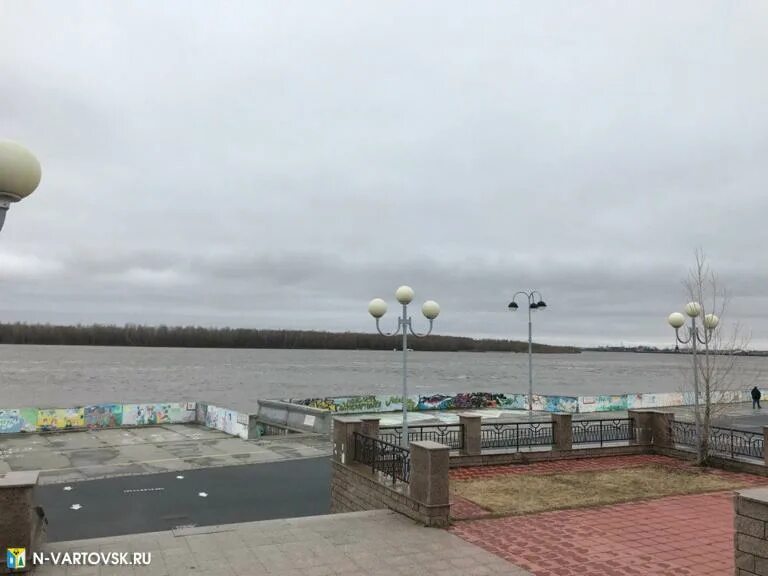 Воды оби в сургуте. Уровень Оби в Нижневартовске. Уровень воды в Нижневартовске на реках. Уровень воды в реке Обь. Уровень воды в Оби в Нижневартовске сегодня.