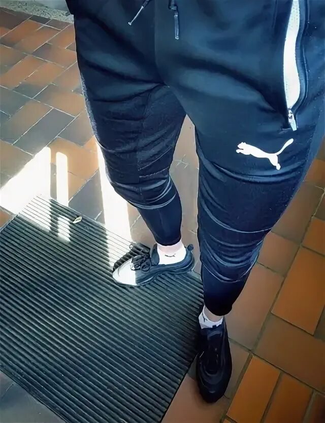 Мужские спортивные штаны новые тренды. Кавказцы в спортивках. Зеленые треники. Мужик в спортивках. Парни в спортивках евгений пысун.