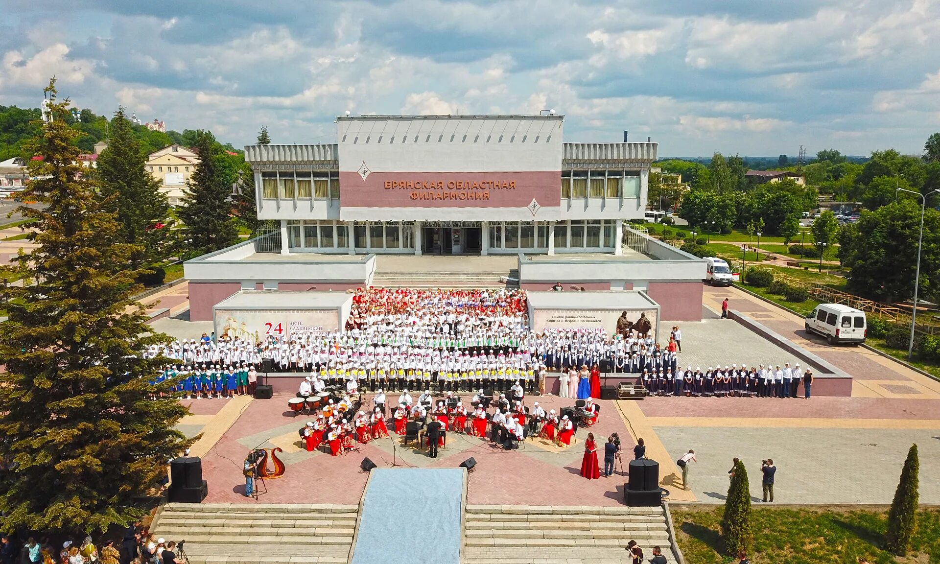 Сайт дк бмз. Славянская площадь Брянск. Площадь ДК БМЗ Брянск. ДК БМЗ зал. ДК на набережной Брянск.