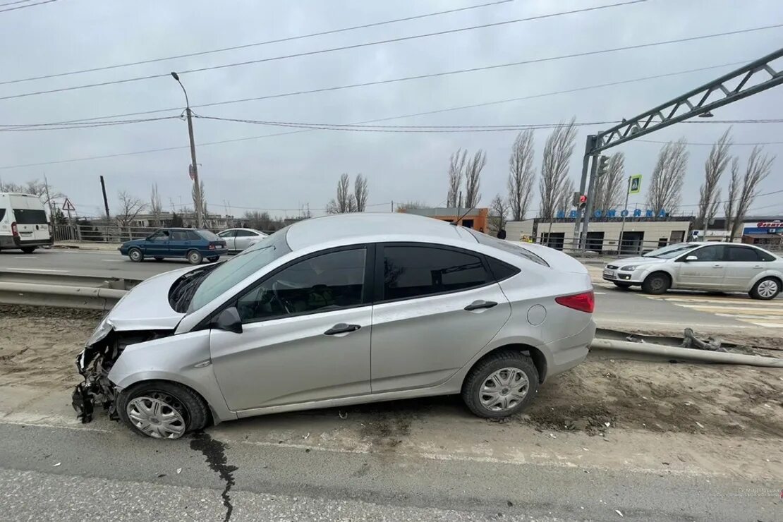 Отбойник аварии. Авария в Волгоградской области Солярис 2022. Хендай Элантра 2007 авария. Авария черная Хендай Элантра 4.