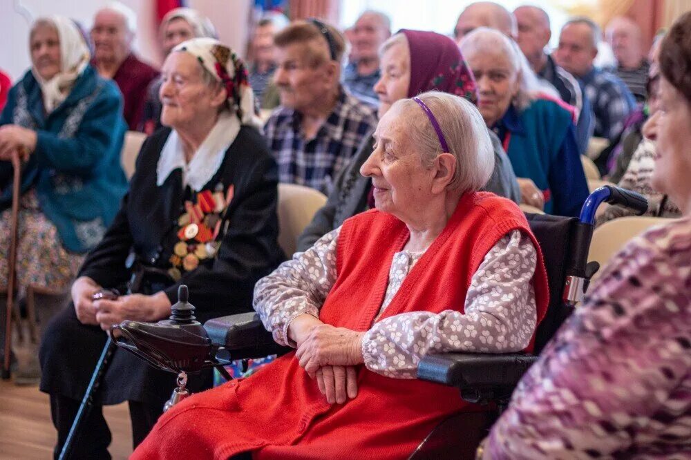 Праздник пенсионеров. Пожилые люди в России. С пожилым праздником. Выступление пожилых людей. Россия день пожилых