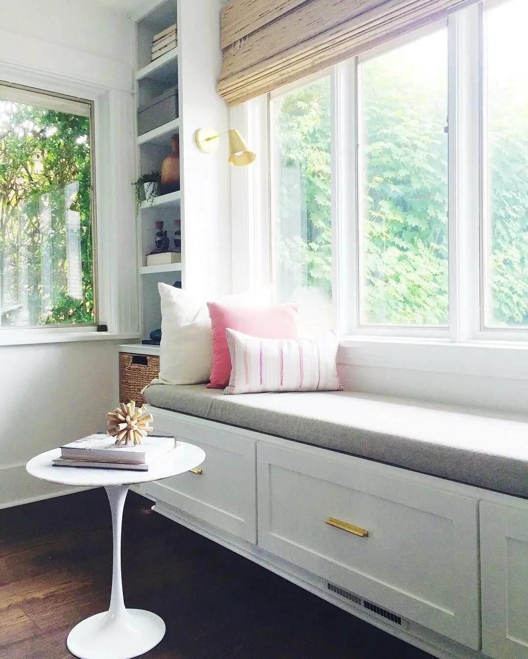 Кровать на подоконнике. Икеа рабочая зона для школьника у окна. Подоконник в маленькой квартире. Широкий подоконник в интерьере. Кровать совмещенная с подоконником.