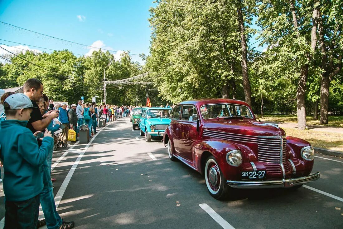Автомобили в сокольниках. Ретрофест в сокольниках 2019. Автомобили в сокольниках. Парк ретро автомобилей уфа. Выставка в сокольниках 1980.