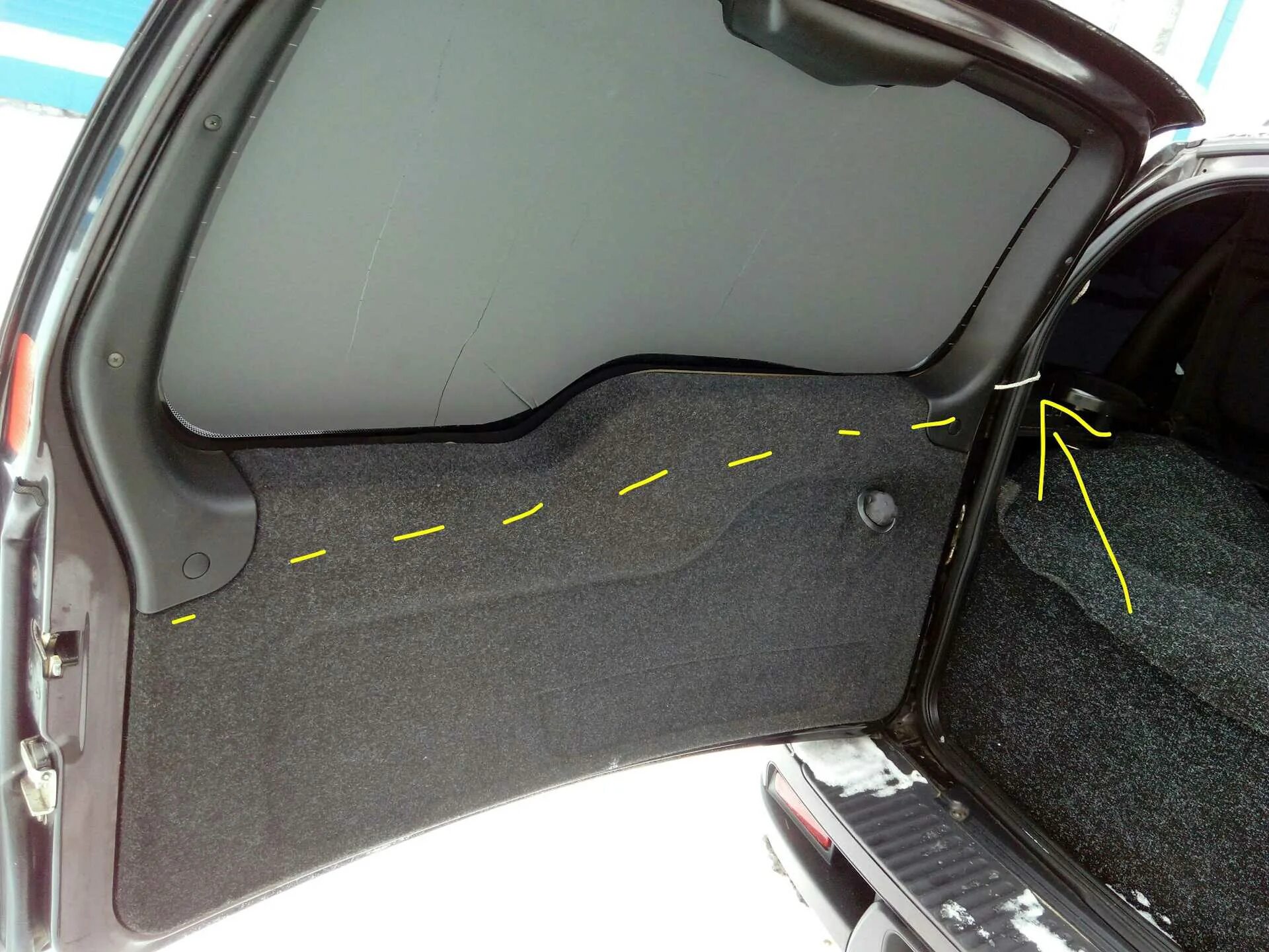 Как открыть дверь шевроле нива. Нива шевроле открывание багажника. Линейка для вскрытия дверей нива шевроле. Дверь водительская изнутри нива шевроле. Замок багажника нива шевроле.