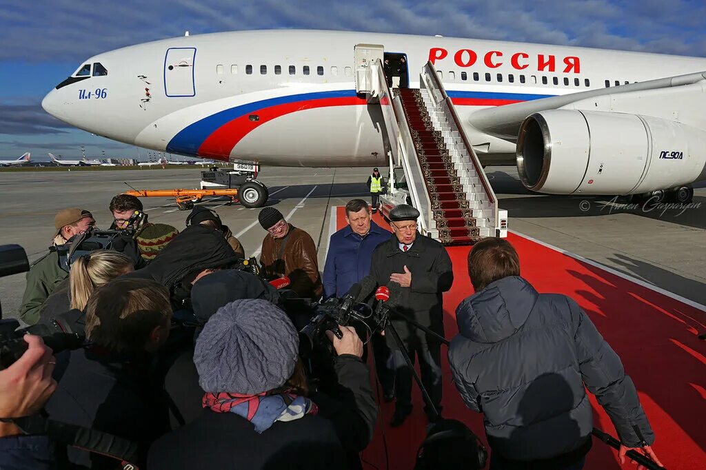 Борт 1 какой самолет. Самолет путина ил 96. ил-96 президентский салон. ил-96 президентский борт. борт 1 президента россии.