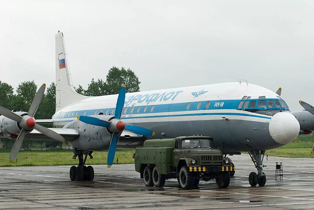 Новый ил 18. Ил-18 пассажирский самолёт. Турбовинтовой самолет ил 18. Ил 18 ил 22. Ил-18 грузовой.