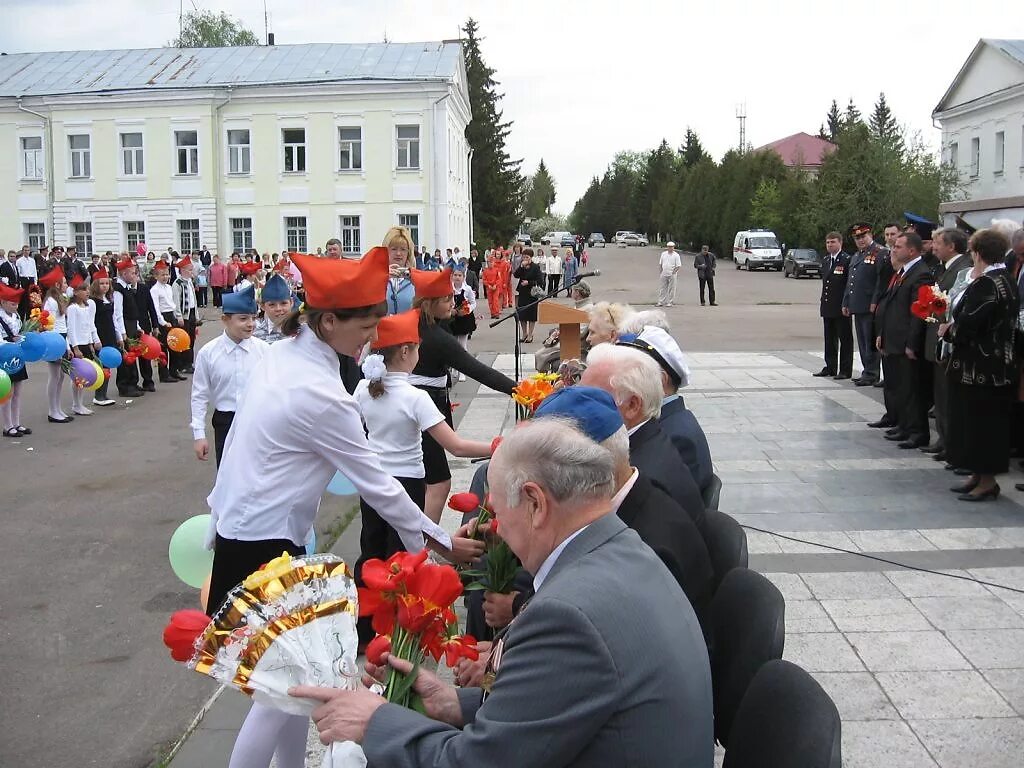 Погода кромы орловской области на 10 дней. Посёлок Кромы Орловская область. Цуркан Кромы Орловской. Строй двор в п Кромы Орловской области. Кромы площадь.