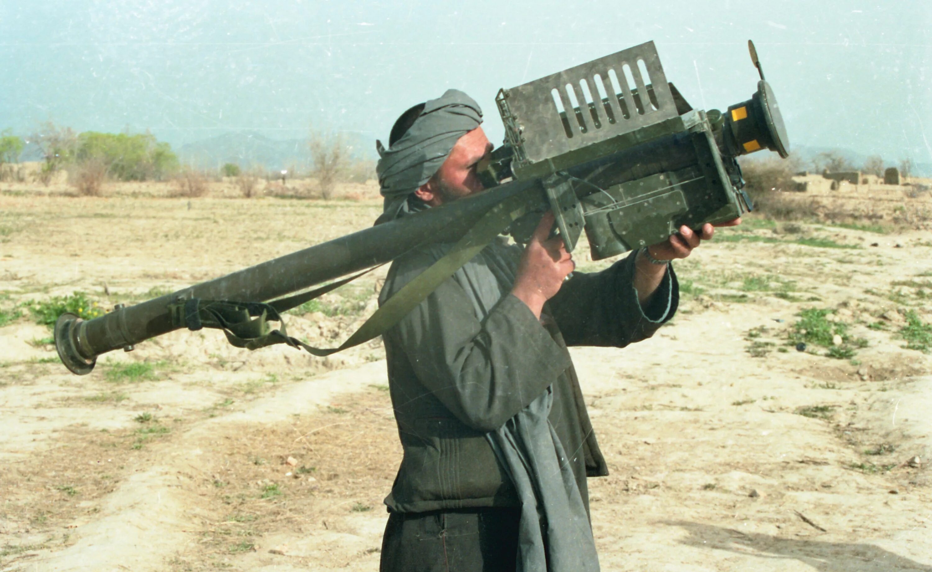 ПЗРК FIM-92 Stinger. ПЗРК Стингер в Афганистане. FIM-92 Stinger в Афганистане. Афганские моджахеды ПЗРК Стингер. Человек с гранатометом