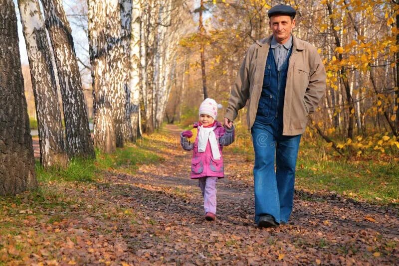 Дедушка и внучка в лесу. Дедушка гуляет с внучкой. Внучка в парке. Дед с внучкой на прогулке. Дедушка с внучкой в парке.