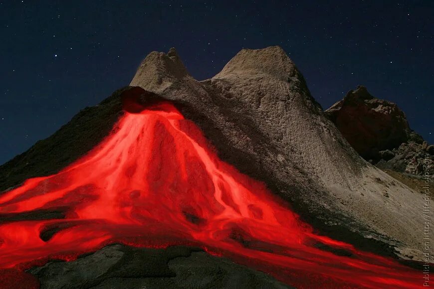 Vulkan что это. Вулкан Ленгаи извержение. Вулкан лава извержение фото. Martin Rietze Volcano Chaser. Красный вулкан.