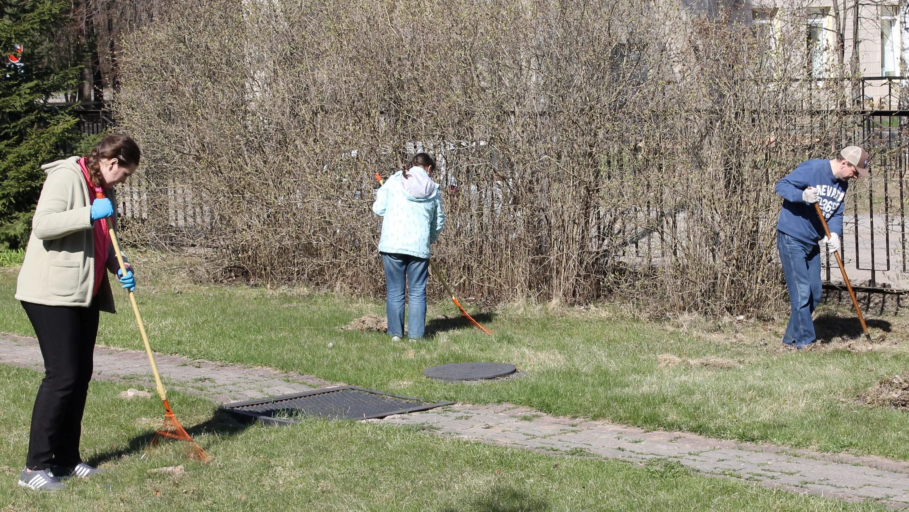 субботник уборка территории от мусора. уборка травы. уборка территории от мусора. уборка территории.