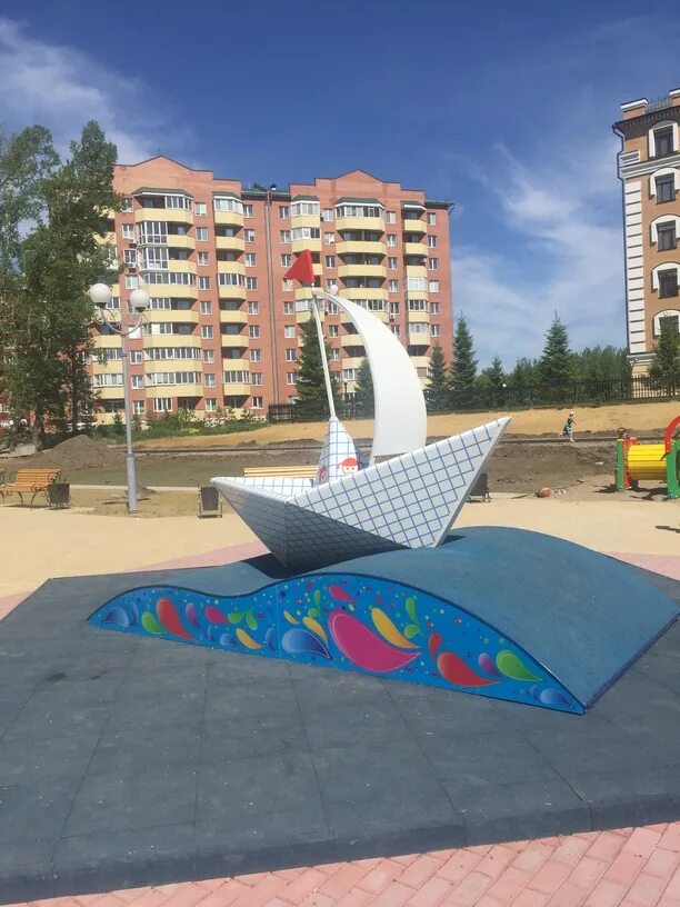 Сквер павлин абакан. Кораблик город. Корабль, полесье, чайка. Кораблик на шпиле. Корабль в питере парусник.
