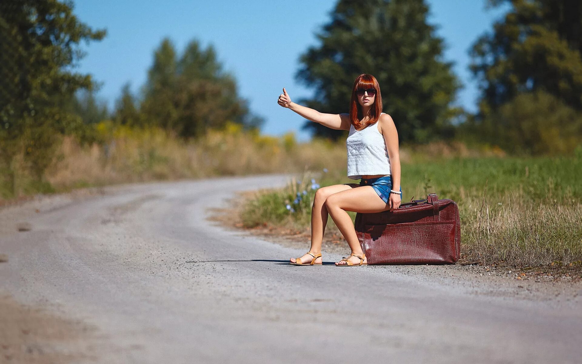 Подобрал русскую на дороге. Человек голосует на дороге. Девушка на трассе. Девушка на трассе. Подобрал русскую на дороге.