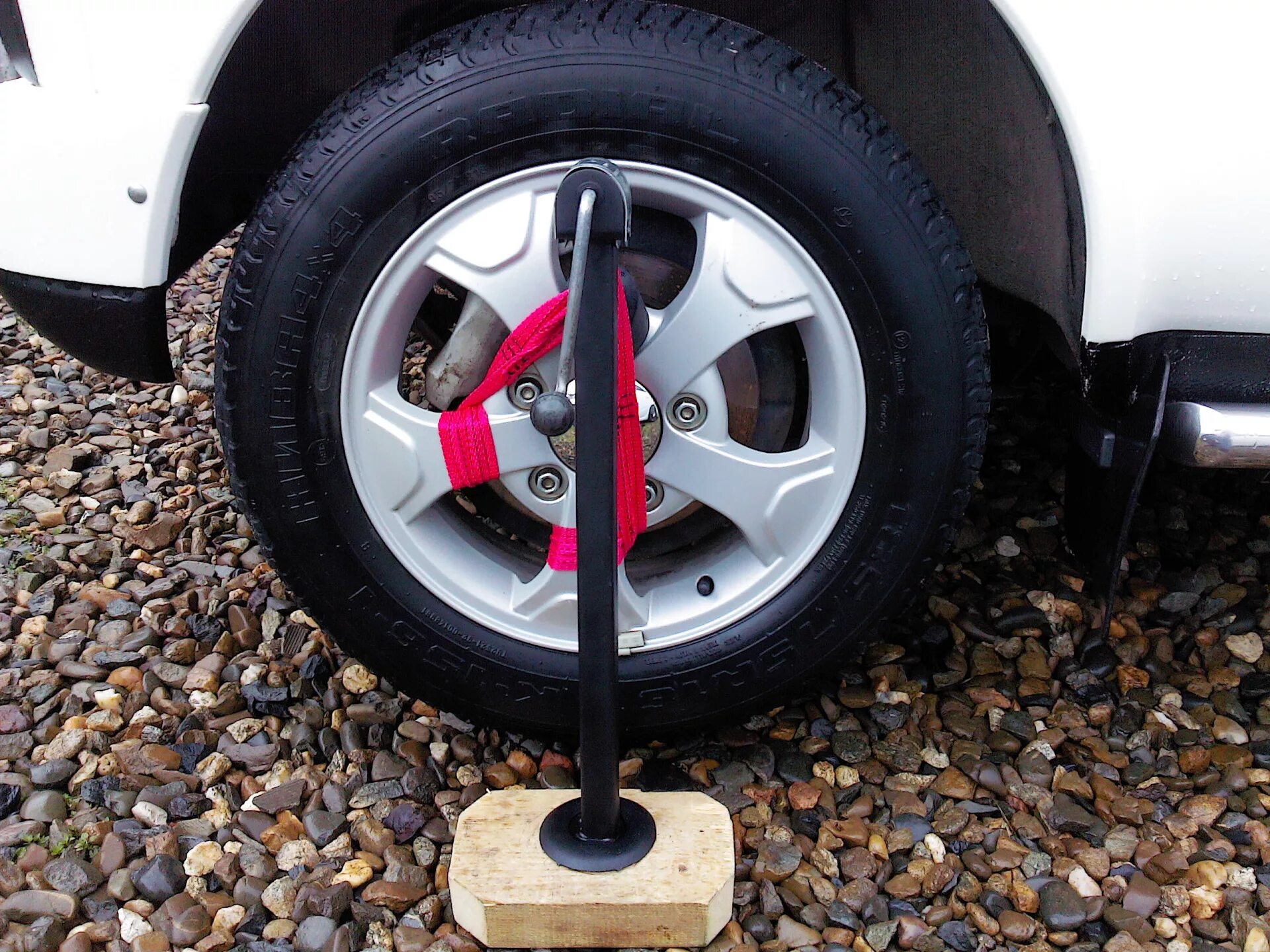 Домкрат на колесах. Домкрат за колесо. Колесо для подкатного домкрата 2т. Реечный домкрат для ховер н3. Домкрат.